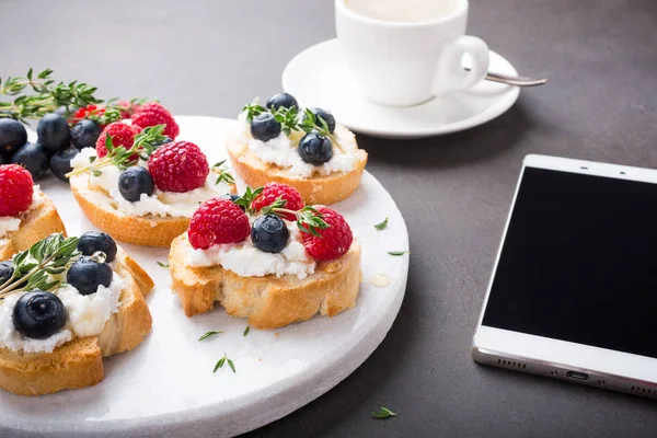 Kopje koffie met vrucht broodjes — Stockfoto