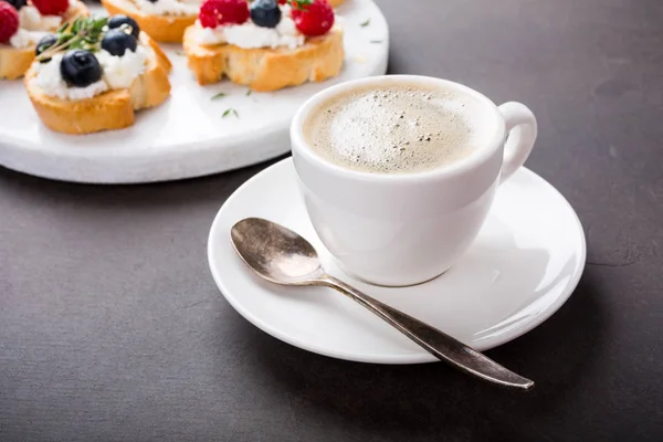 Tasse Kaffee mit Fruchtsandwiches — Stockfoto