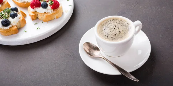 Tasse Kaffee mit Fruchtsandwiches — Stockfoto