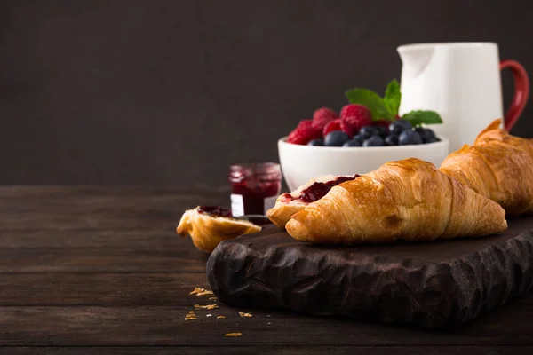 Leckeres Frühstück mit frischen Croissants — Stockfoto