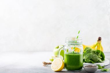 Ispanaklı cam sağlıklı yeşil smoothie