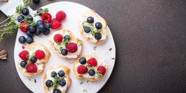 Meyve sandviç ile kahve