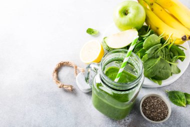 Ispanaklı cam sağlıklı yeşil smoothie