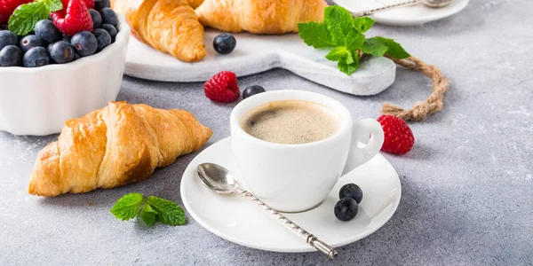 Witte kopjes koffie en croissants — Stockfoto