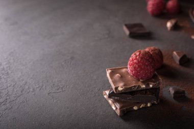 Kırık çikolata parçaları