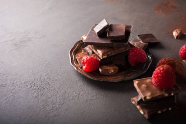 Kırık çikolata parçaları