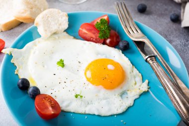 sahanda yumurta ve portakal suyu