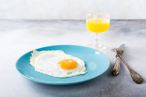 Jajko sadzone i sok pomarańczowy — Zdjęcie stockowe