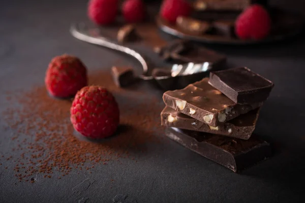 Pedaços de chocolate quebrados — Fotografia de Stock