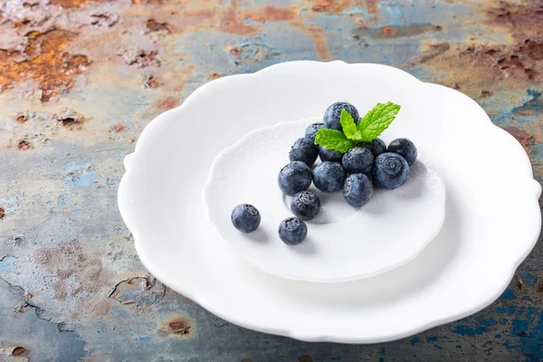 Свежая черника на белой тарелке — стоковое фото