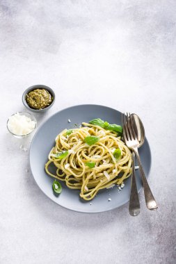 Yeşil pesto ile Linguine