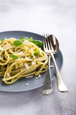 Yeşil pesto ile Linguine