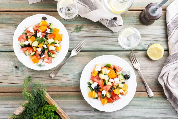 Salada com queijo de cabra macio — Fotografia de Stock