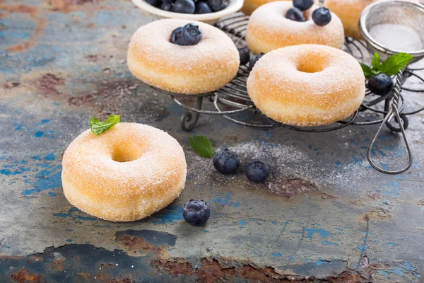 Donuts caseiros com açúcar — Fotografia de Stock