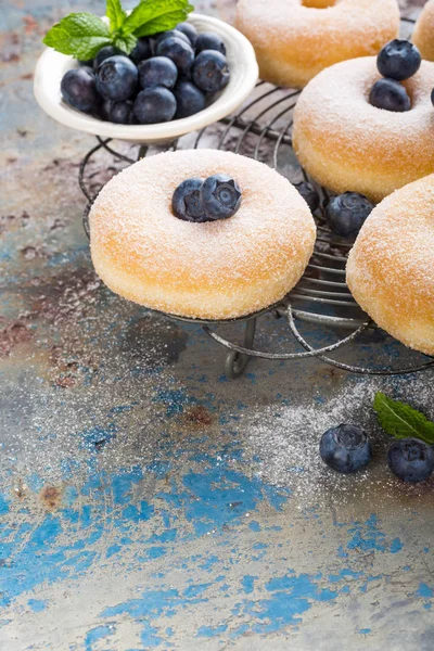 Hausgemachte Donuts mit Zucker — Stockfoto