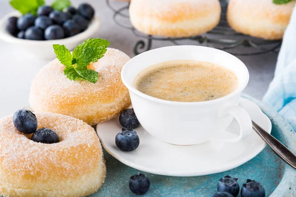 Hausgemachte Donuts mit Zucker — Stockfoto