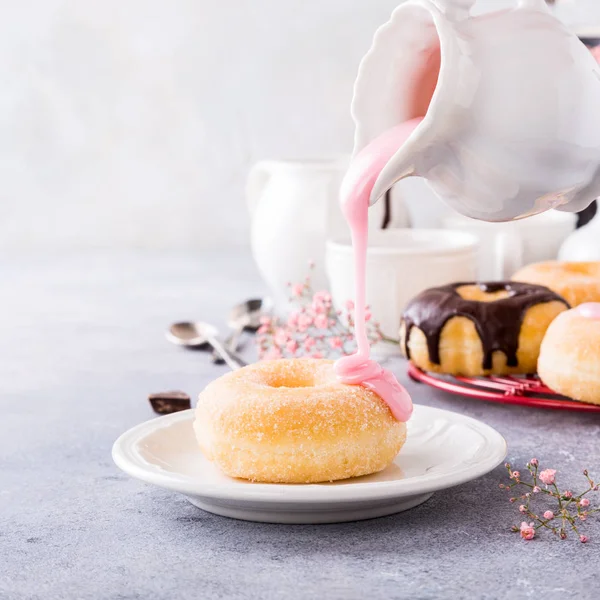 Donuts caseiros com esmalte — Fotografia de Stock