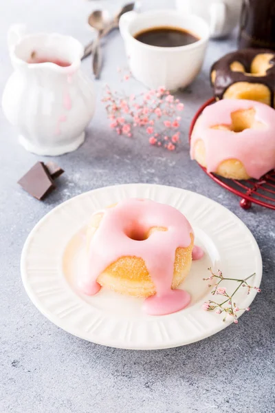 Zelfgemaakte donuts met glazuur — Stockfoto