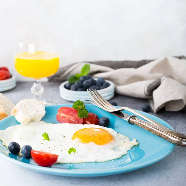 Ovo frito e suco de laranja — Fotografia de Stock