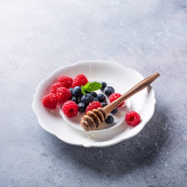 Taze yaban mersini ve ahududu beyaz tabakta aldı