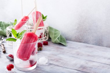 Ev yapımı ahududu popsicles