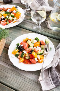 Yumuşak keçi peyniri salatası