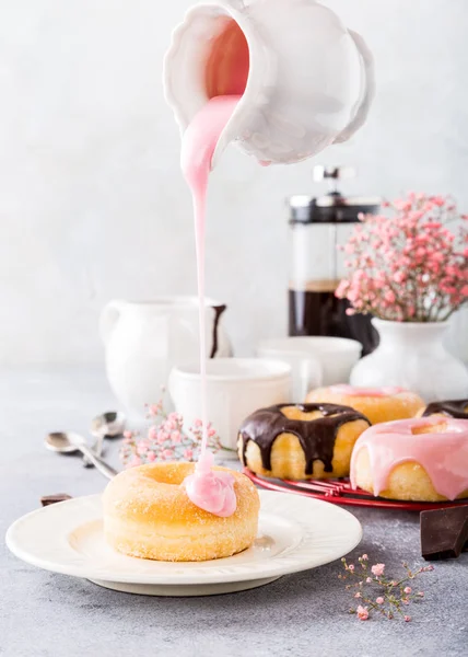 Zelfgemaakte donuts met glazuur — Stockfoto