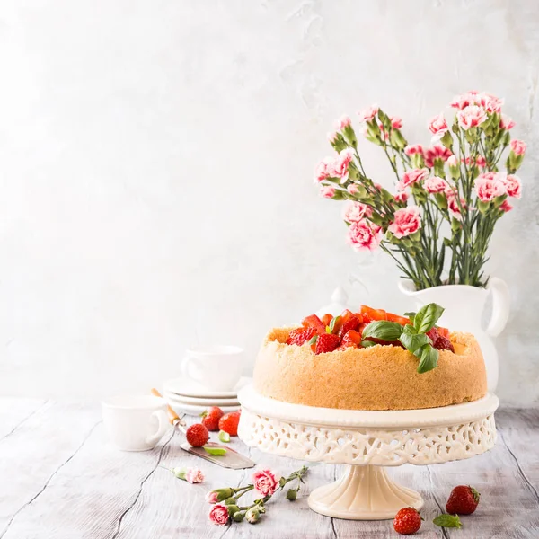 Torta di formaggio alla fragola e fiori — Foto Stock
