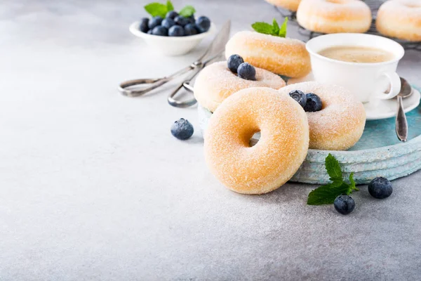 Donuts caseiros com açúcar — Fotografia de Stock