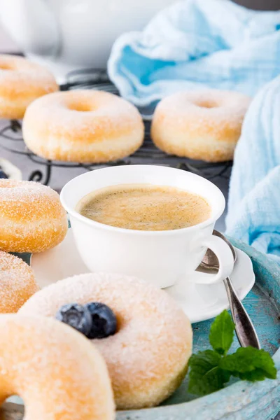 Hausgemachte Donuts mit Zucker — Stockfoto