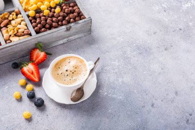 Sağlıklı kahvaltı kahve ve hububatlar ile