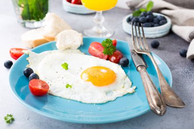 sahanda yumurta ve portakal suyu