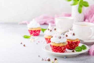 Beyaz krema ile vanilya cupcakes