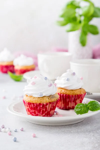 Vanille-Cupcakes mit weißer Sahne — Stockfoto