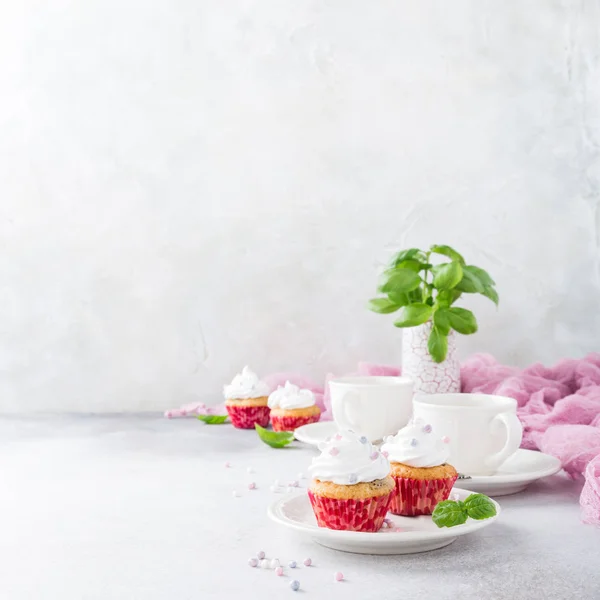 Vanilla cupcakes with white cream — Stock Photo, Image