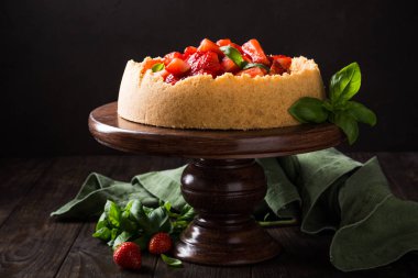 Fesleğenli çilekli cheesecake