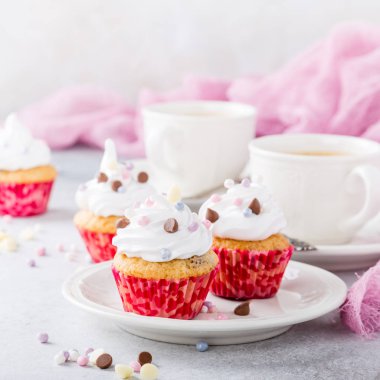 Beyaz krema ile vanilya cupcakes