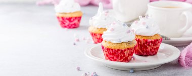 Beyaz krema ile vanilya cupcakes