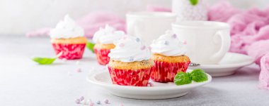 Beyaz krema ile vanilya cupcakes