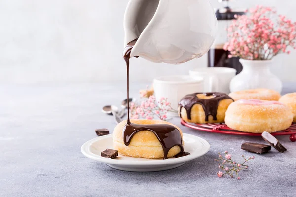 Zelfgemaakte donuts met glazuur — Stockfoto