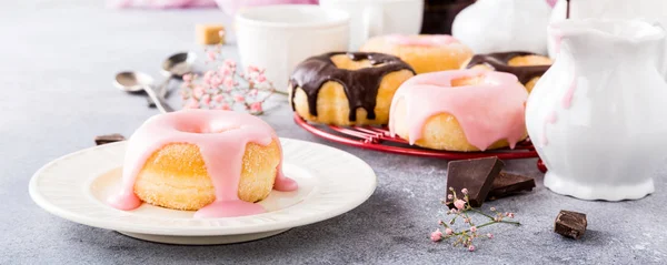 Homemade donuts with glaze — Stock Photo, Image