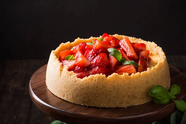 Fesleğenli çilekli cheesecake — Stok fotoğraf