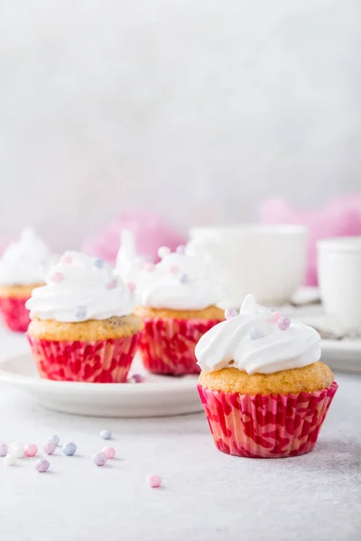 Bolinhos de baunilha com creme branco — Fotografia de Stock