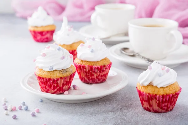 Vanilla cupcakes with white cream — Stock Photo, Image