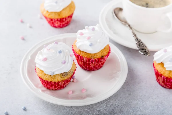 Bolinhos de baunilha com creme branco — Fotografia de Stock