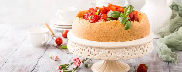 딸기 치즈 케이크와 꽃 — 스톡 사진