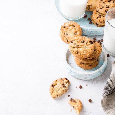 Çikolata parçacıklı kurabiye.