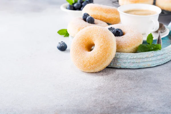 Donuts caseiros com açúcar — Fotografia de Stock