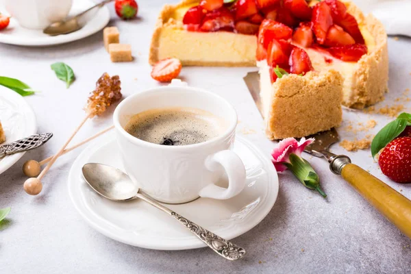 Beker van cooffee en aardbeien kwarktaart — Stockfoto