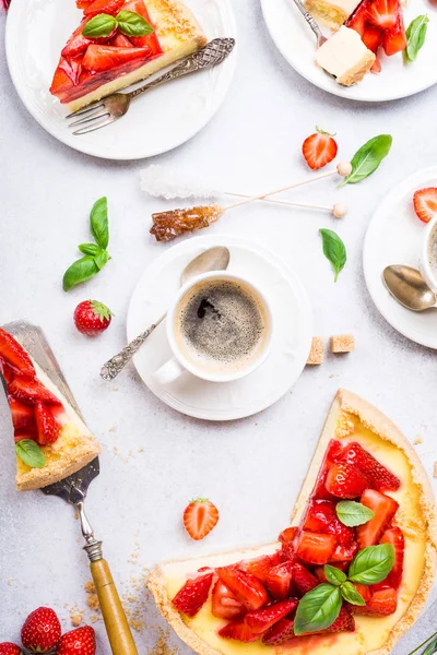 Deitado plano com cheesecake de morango — Fotografia de Stock